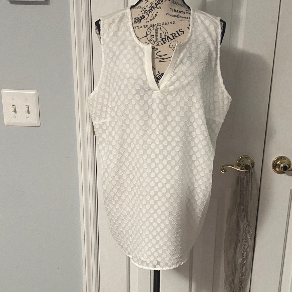 Women’s antique White Sleeveless Dot-Texture V-Neck Top